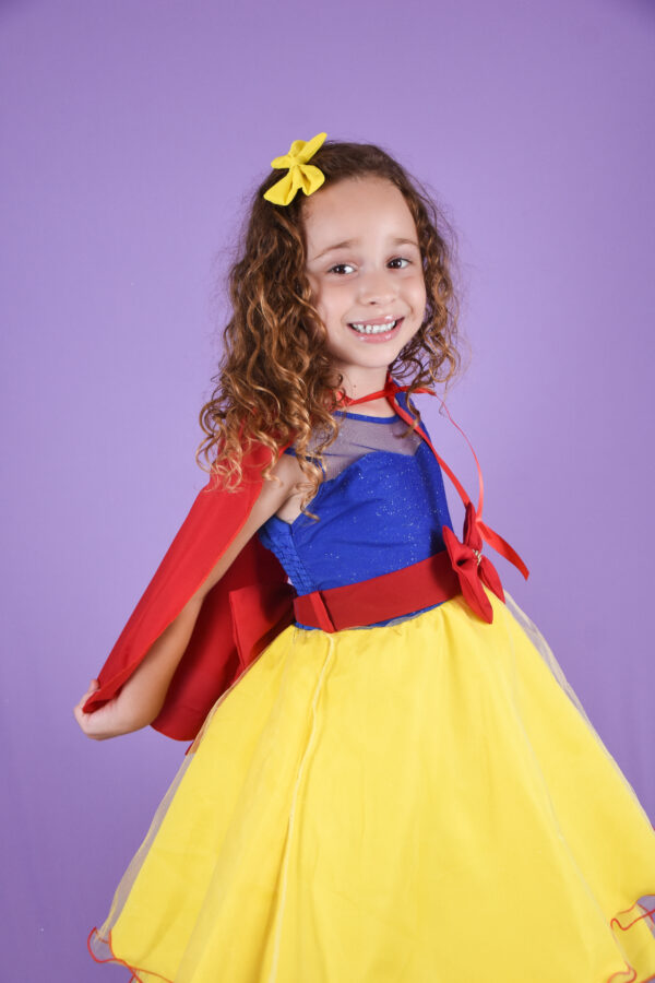 Vestido Infantil Branca De Neve Fantasia Com Presilha e Capa - Image 3