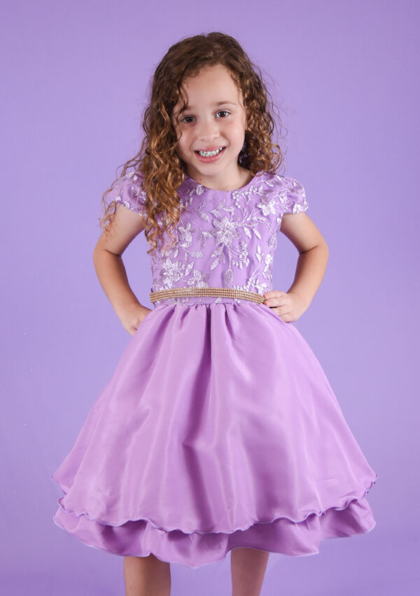 Vestido Juvenil Curto Bordado Saia Lisa Com Cinto Dourado - Image 3